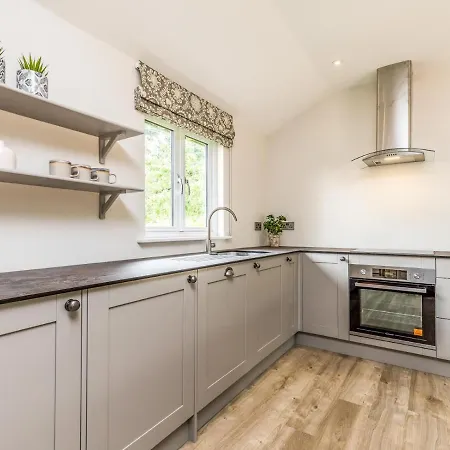 Pass The Keys Delightful 2Bed Lodge In Downland Village Чичестер Экстерьер фото