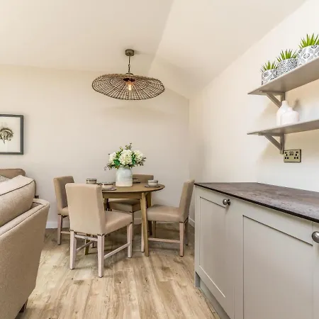 Pass The Keys Delightful 2Bed Lodge In Downland Village Чичестер Экстерьер фото
