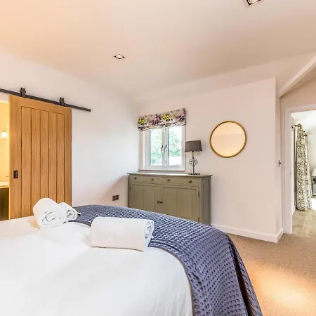 Pass The Keys Delightful 2Bed Lodge In Downland Village Чичестер Экстерьер фото